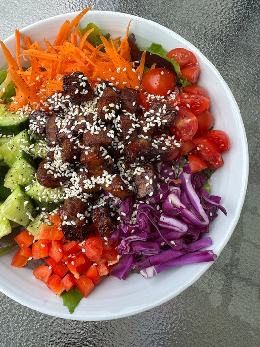 Salade de tempeh caramélisé